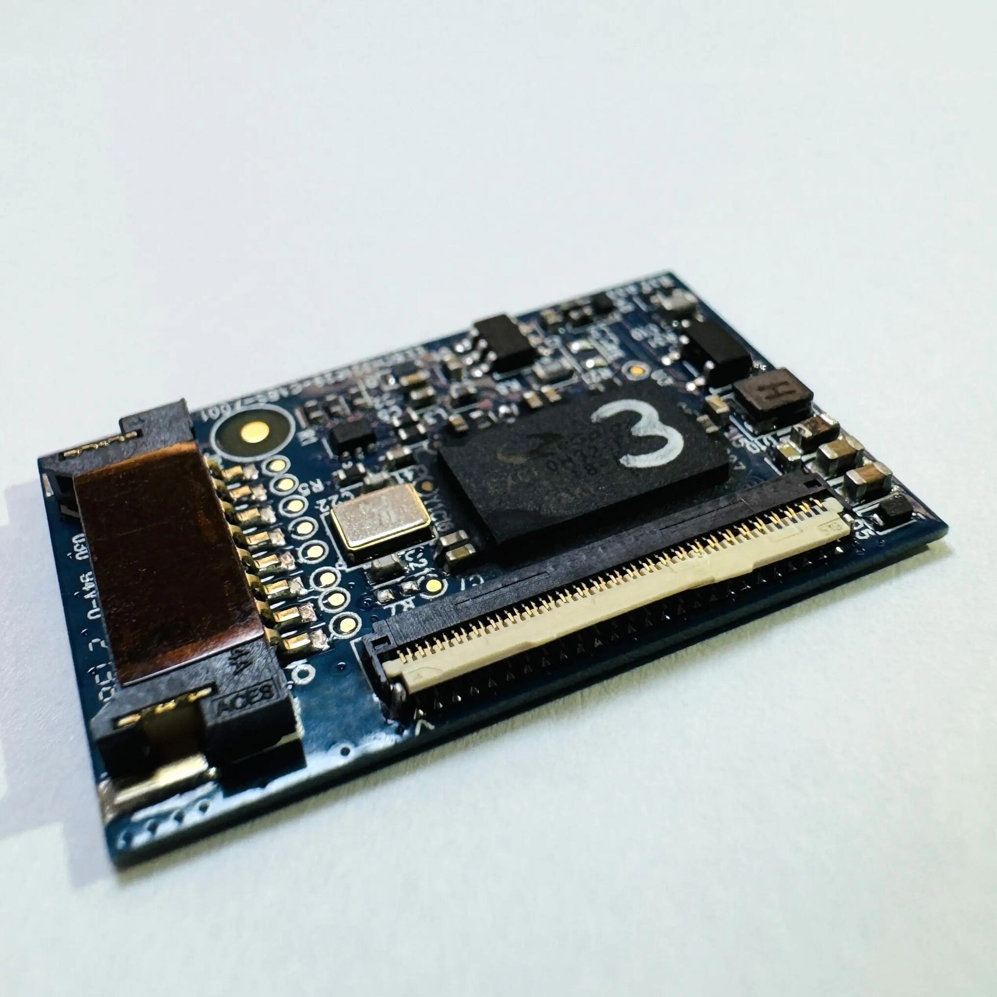 多層硬質印刷電路板 (PCB)，專為表面貼裝技術 (SMT) 組裝設計。