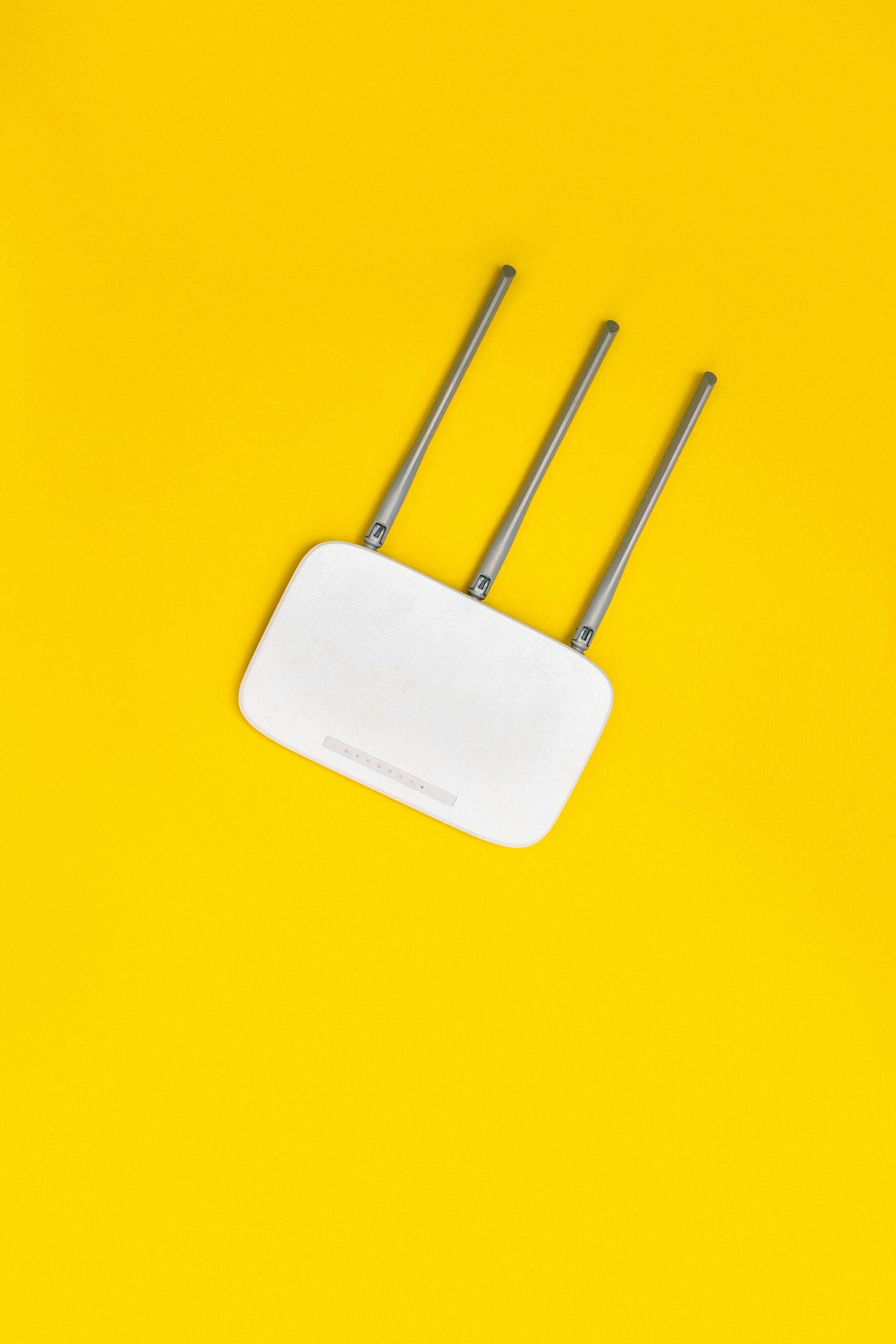 Wi-Fi 無線路由器，內含印刷電路板 (PCB) 和天線模組，用於高效能無線網路通訊應用