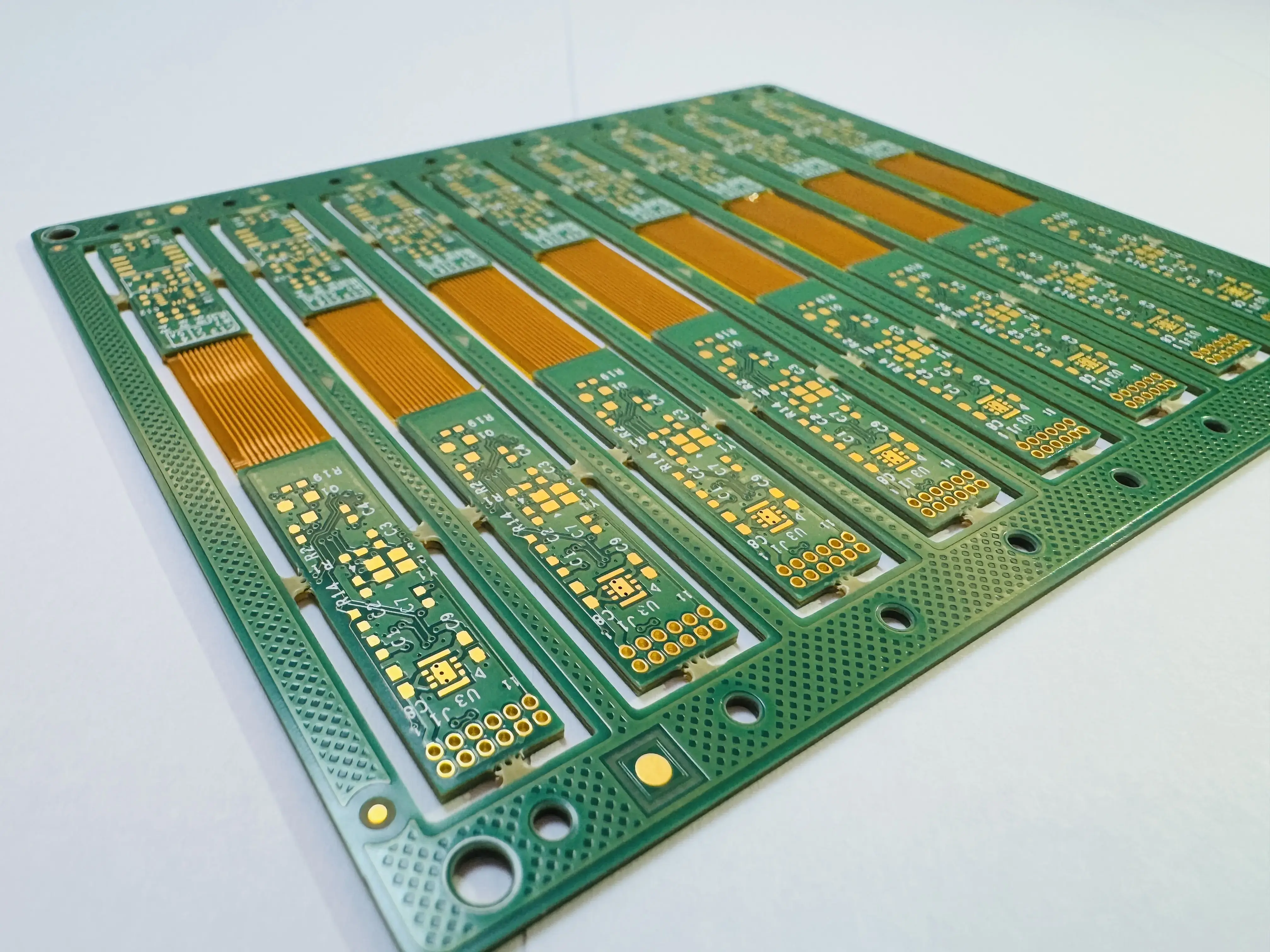 排版中的軟硬結合板成品，適用於精密儀器或工控產品的複合電路板，兼具FPC與PCB優勢