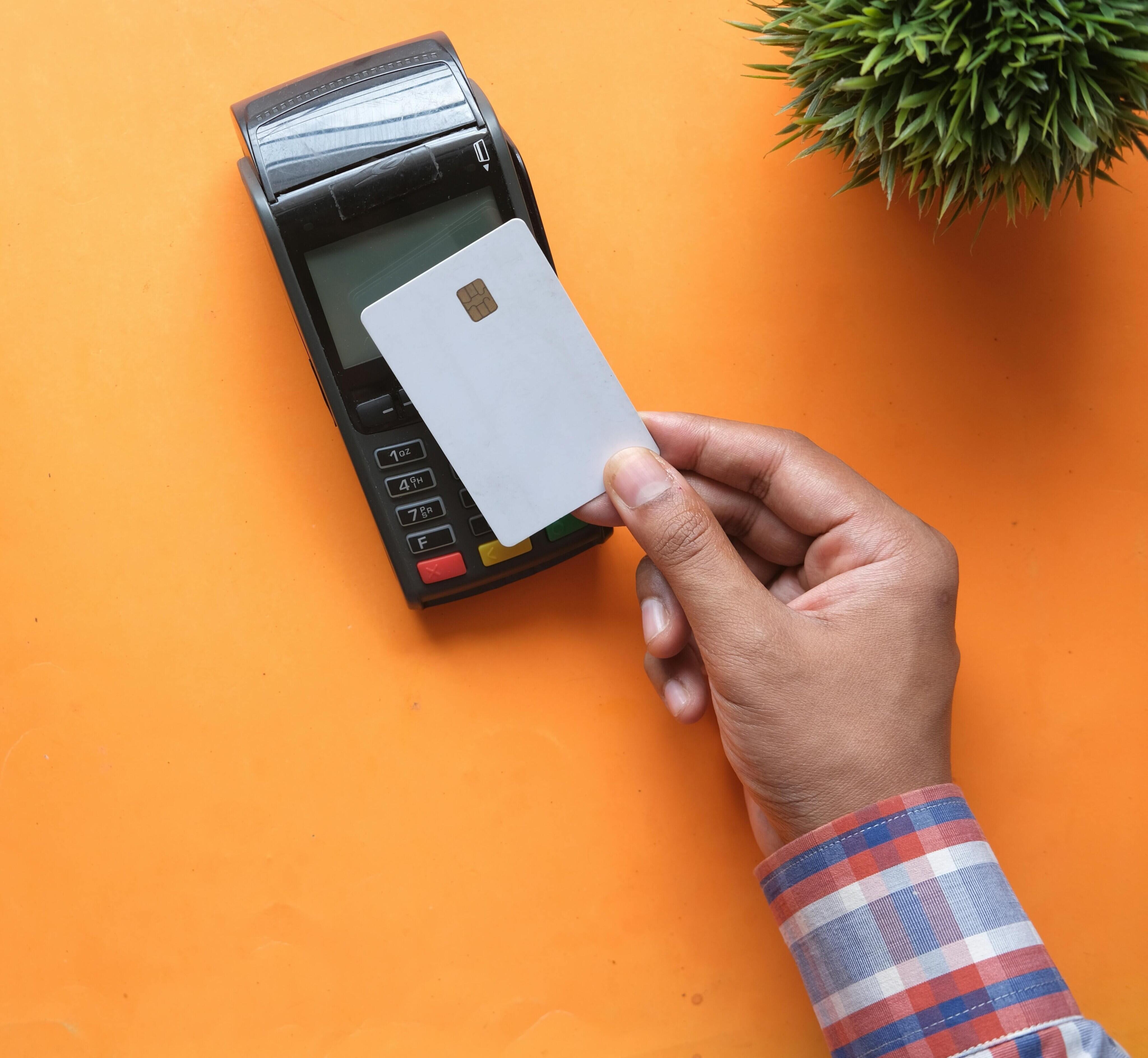 手持感應支付卡，於支付終端機進行 NFC 交易，此通訊應用仰賴內部印刷電路板 (PCB) 和高頻材料支援